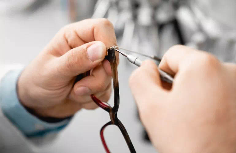naprawianie okularów